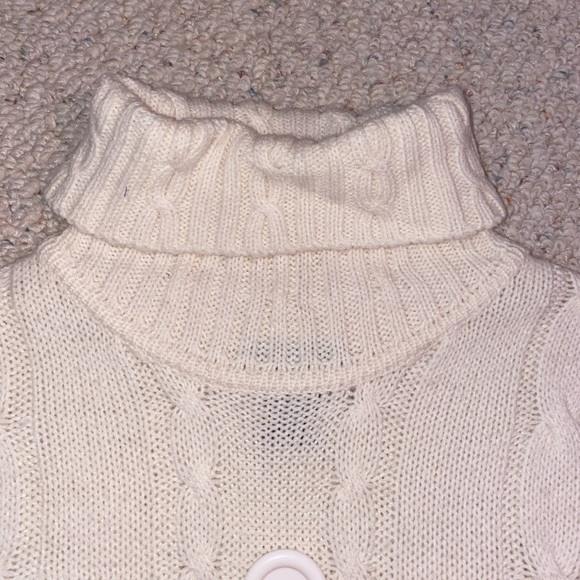 Sleeveless Turtleneck Sweater - Picture 2 of 5